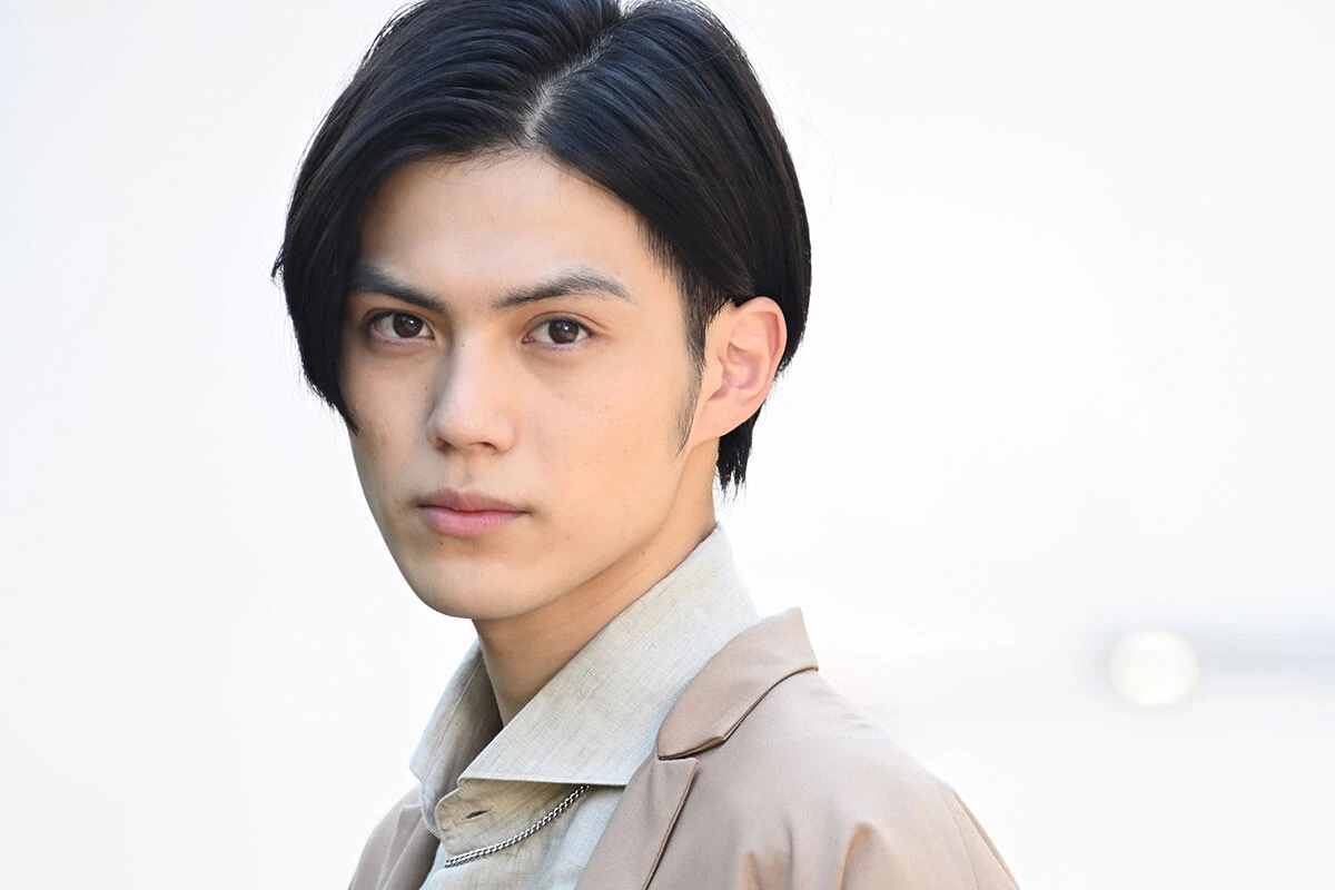 『仮面ライダーギーツ』主演・簡 秀吉「『新人にこの役は難しすぎない?』と嘆いています(笑)」